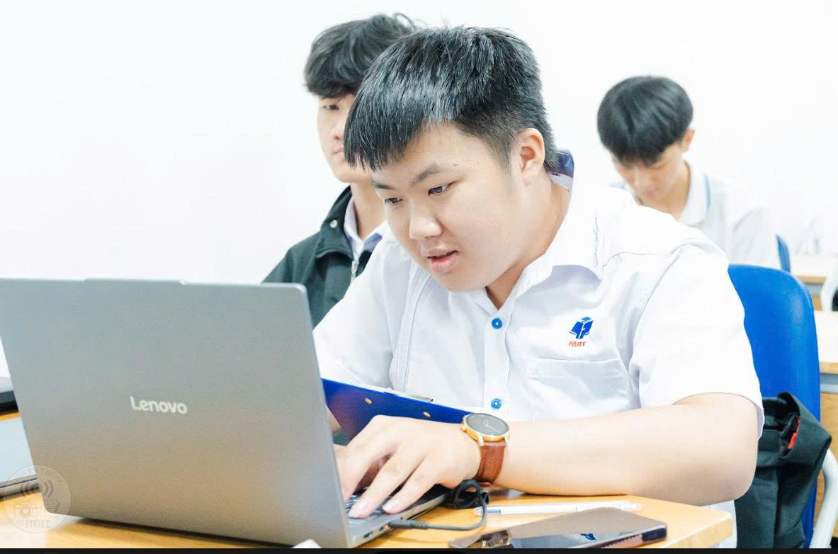 Sinh viên Khoa CNTT HUIT học tập trong phòng thực hành